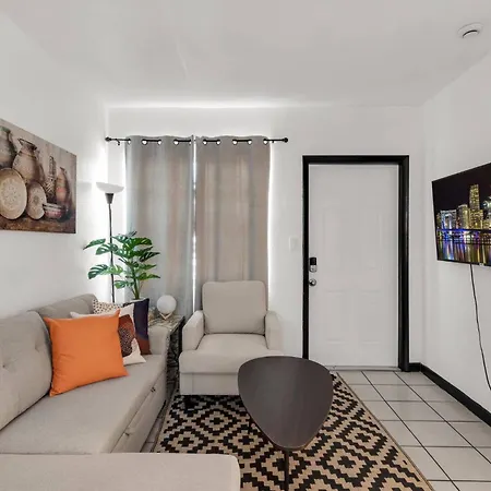 Triplex With 3 Bedrooms, 6 Min/Beach+Free Parking
